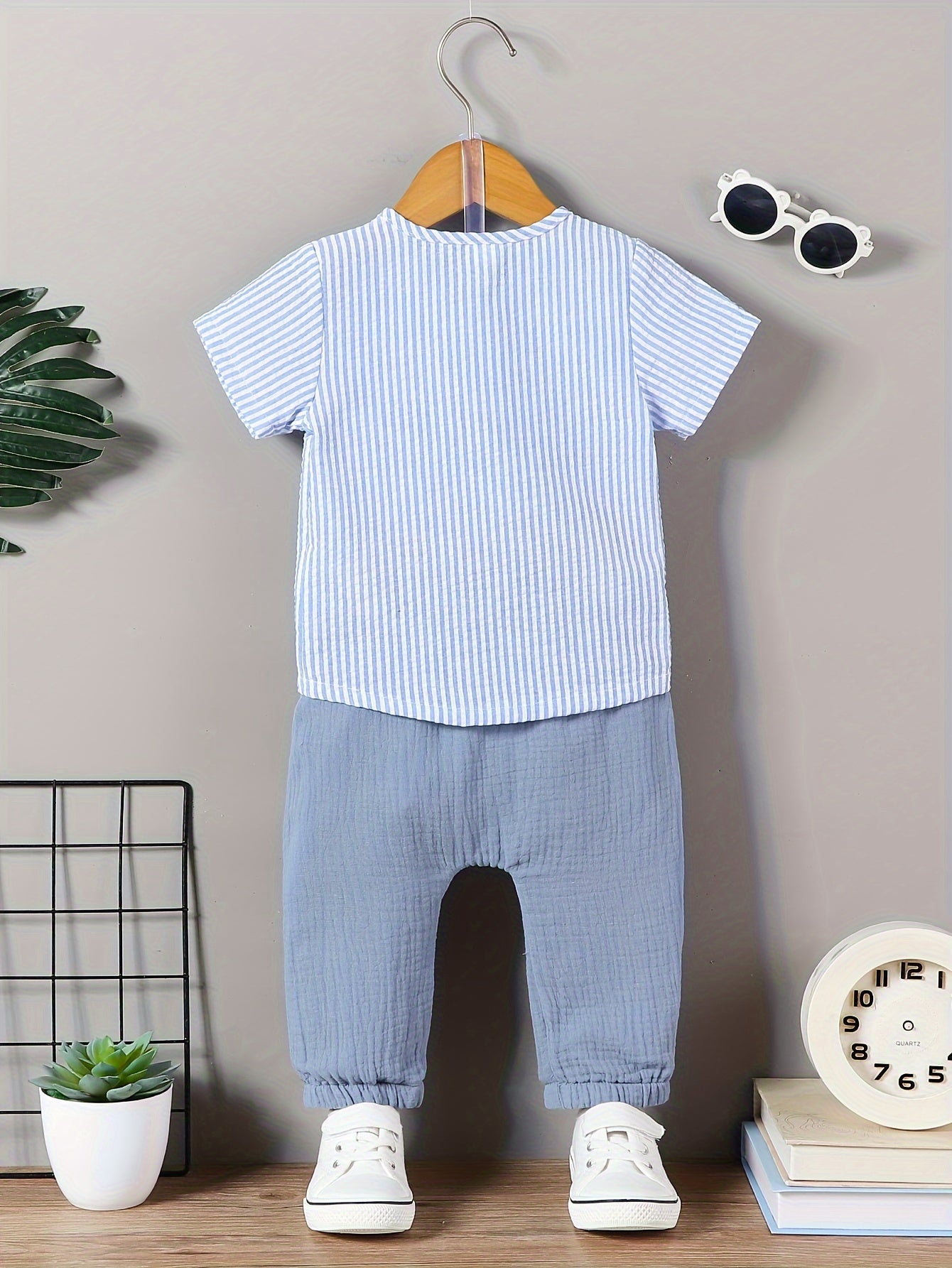 2pcs Baby's Vertical Stripe Pattern Short Sleeve T-shirt & Casual Pockets Patched Pants Set, Infant & Toddler Boy's Clothes For Spring Summer Daily Wear - NEXTRENDBAHRAIN